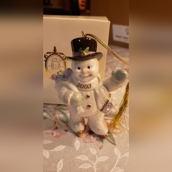 LENOX ANNUAL SNOWMAN ORNAMENT 2003 - Picture 1 of 1